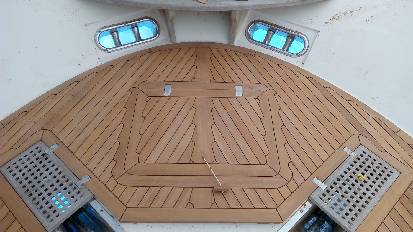 Определить палуба. Палубное покрытие bester 400. Тиковая палуба яхты. Палубное покрытие Challenger 2000. Доска для яхты.